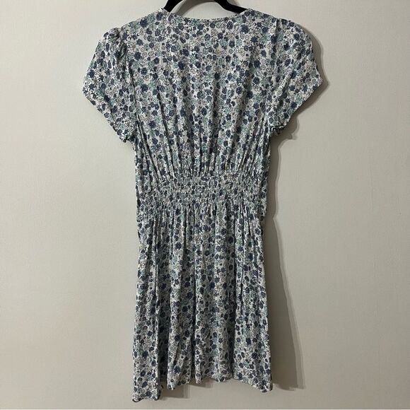 White dress with blue flowers. Little pull tie in the front 100% viscose. I - Picture 8 of 8